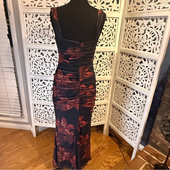 NWT Kutumai Floral Maxi Dress in Black and Red Sz L - Picture 2 of 6